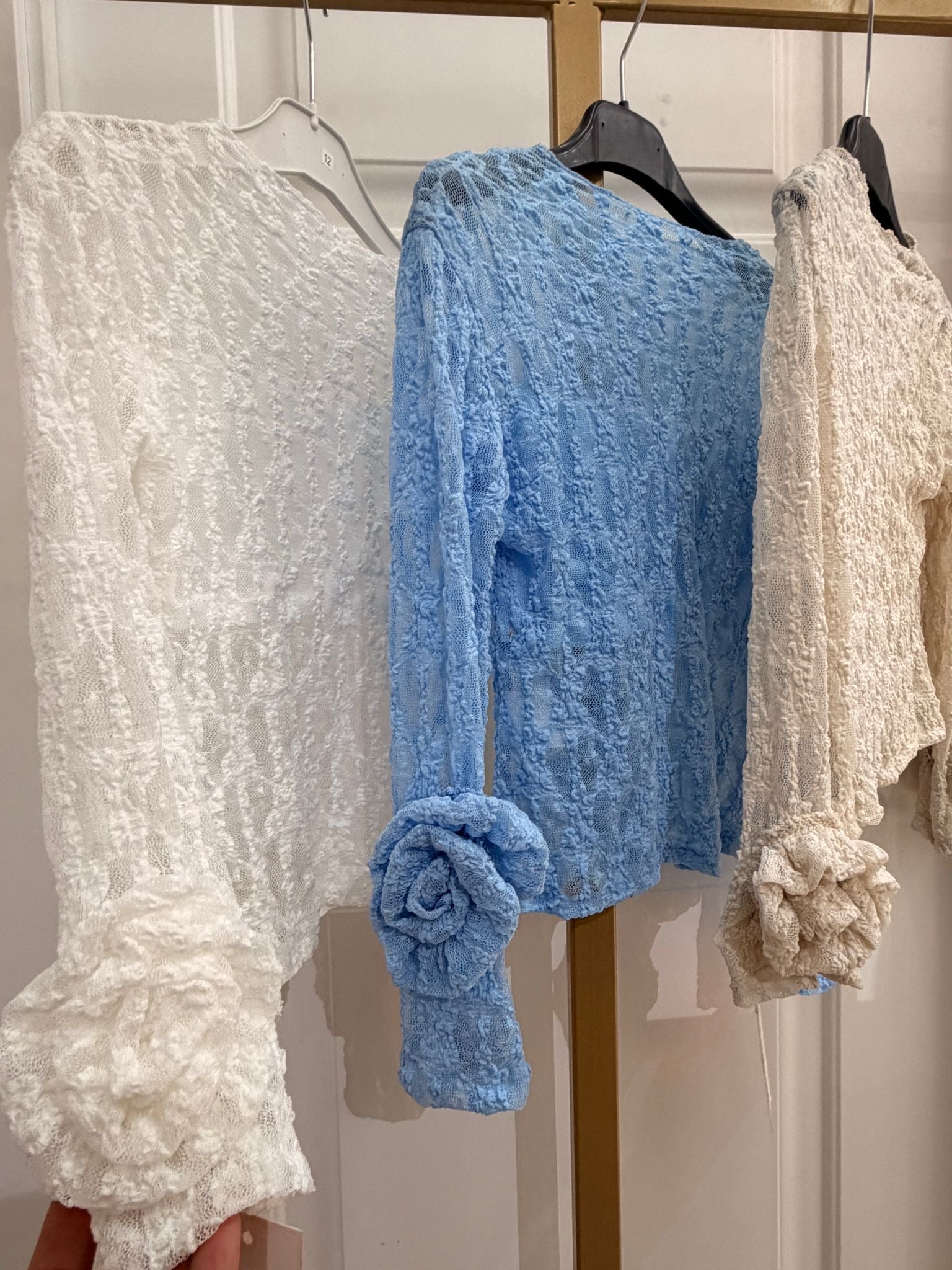 Maglia merletto con rosa